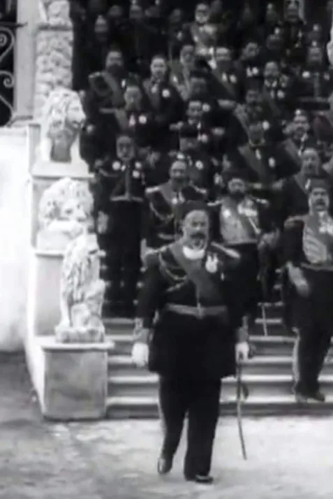 Le Bey de Tunis et les personnages de sa suite descendant l'escalier du Bardo